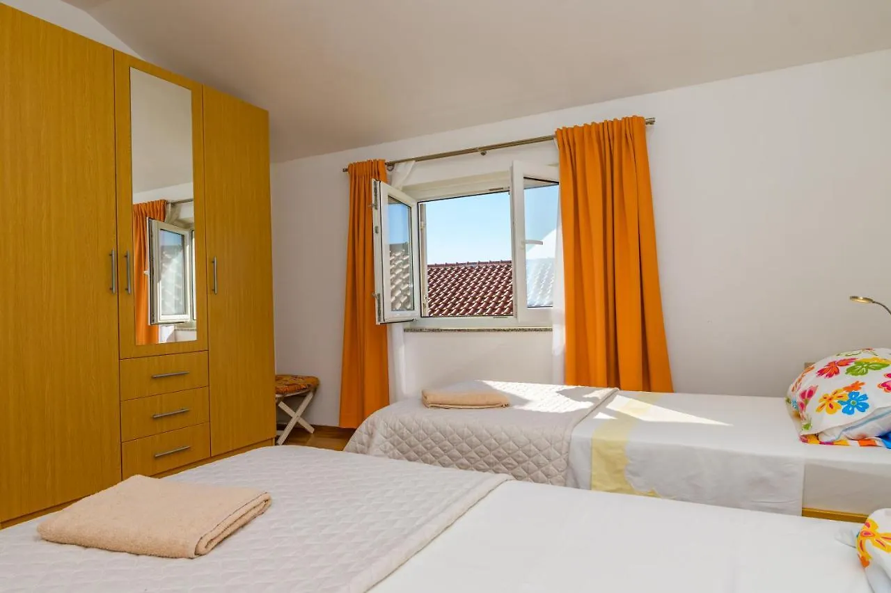 Apartment Chiara Martinscica 0*, Martinšćica